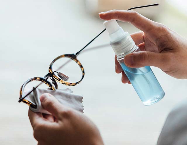 Comment bien nettoyer ses lunettes